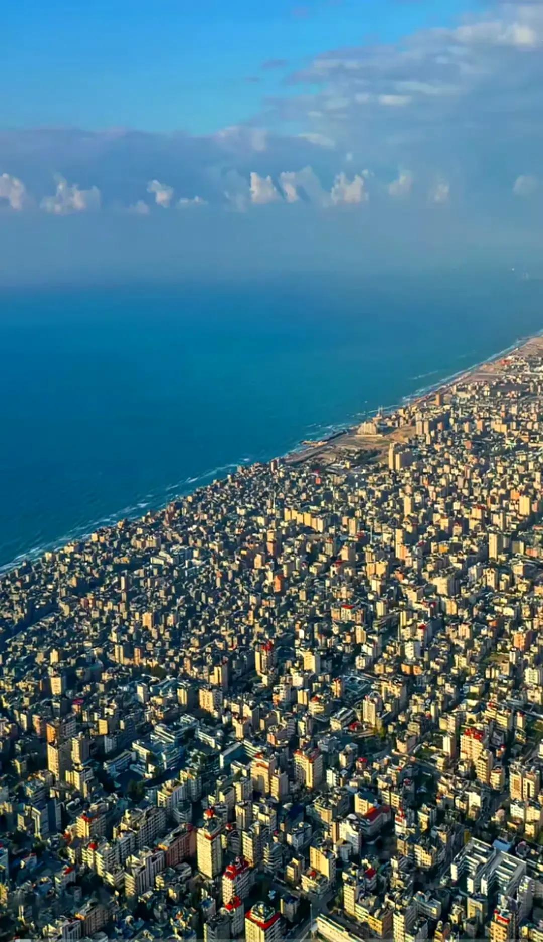 加沙地区的大片建筑废墟，都是被以色列炸塌的，太可怕了！

加沙地区的总面积大约有