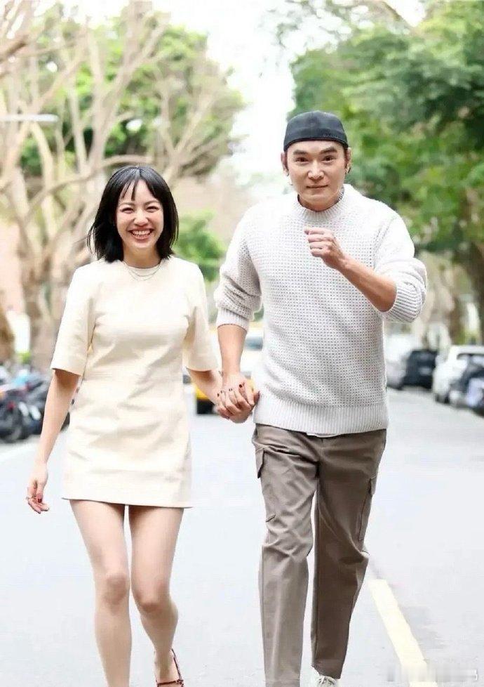 焦恩俊曾为爱断联母亲，全心养家，却遭妻子出轨背叛。婚姻破裂后抑郁，好在女儿成年后
