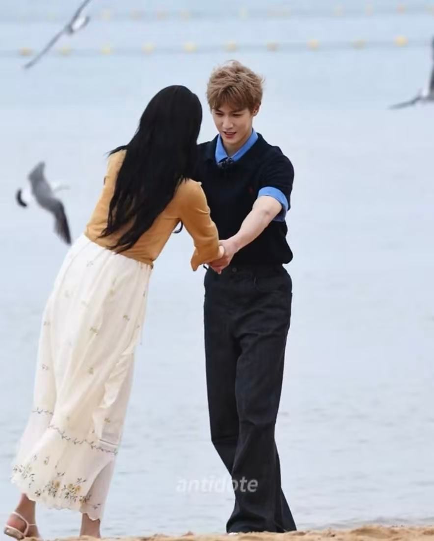 关晓彤李昀锐牵手转圈关晓彤李昀锐团综录制好甜关晓彤李昀锐额头贴额头