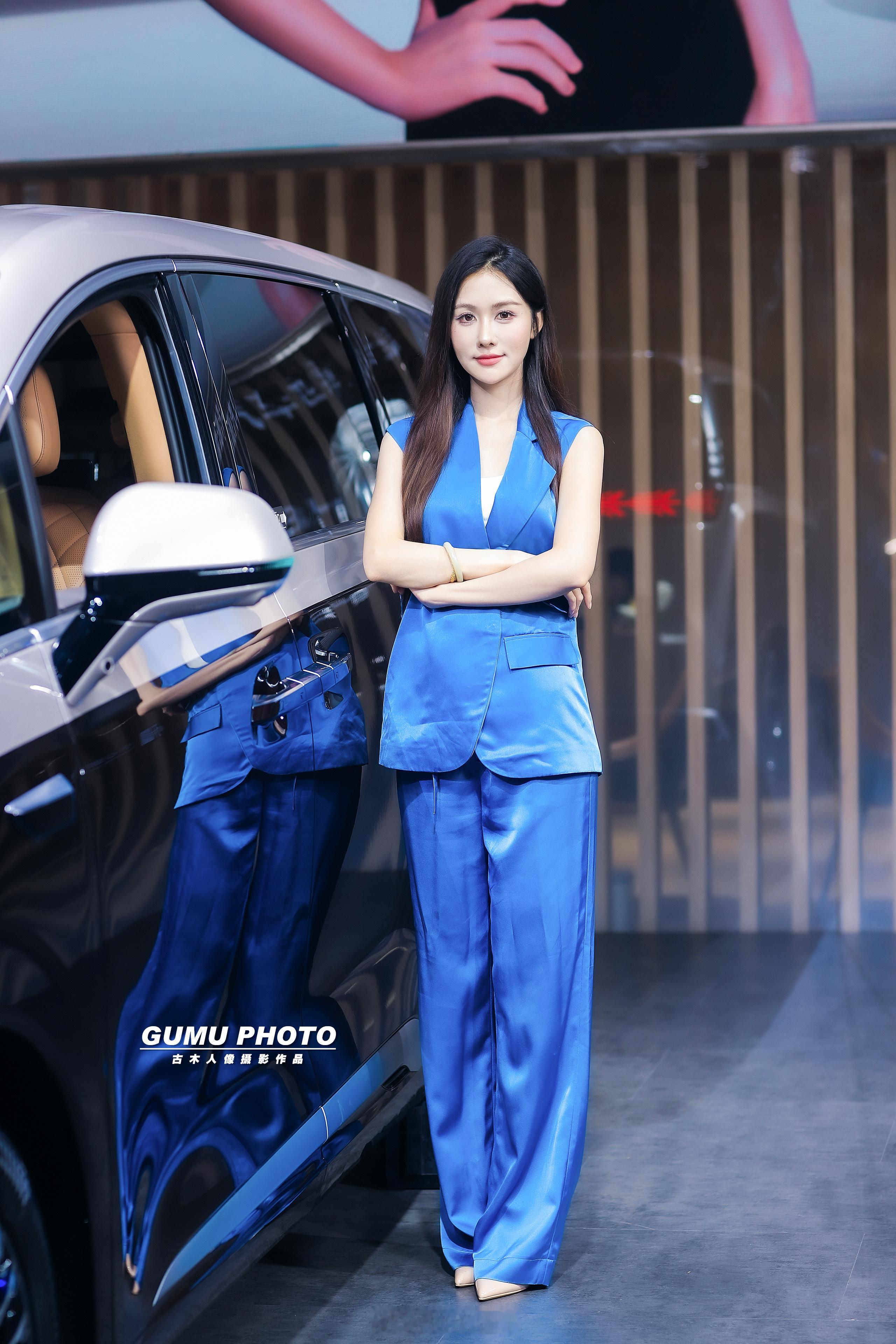 2025重庆汽车消费节腾势展台模特小姐姐2025重庆汽车消费节 