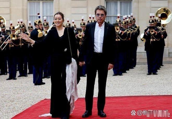 巩俐出席中法晚宴。她身着黑色长裙与丈夫手牵手亮相。 ​​​