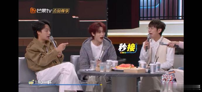 丁程鑫对春晚印象最深的是机器人转手绢 原来小丁也和我们一样被机器人转手绢圈粉了！