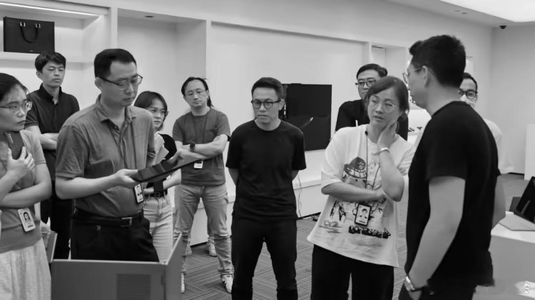 MateBook Fold 主设计师 Duncan Liang在《华为首款鸿蒙折