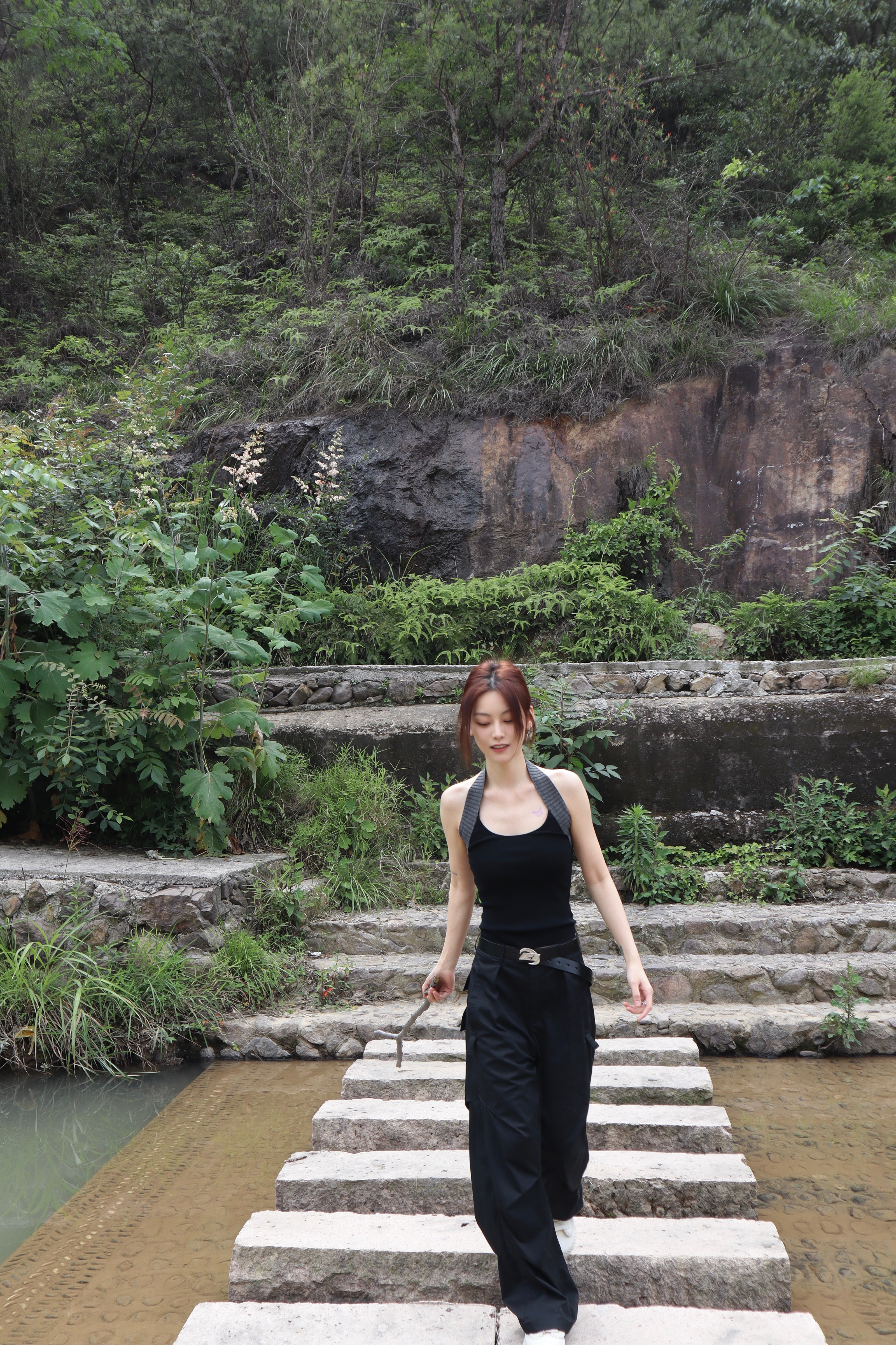 下午趁休息去放了个风[微风]我：捡到一根好看的树杈子！工作人员：你像要去叉鱼[微