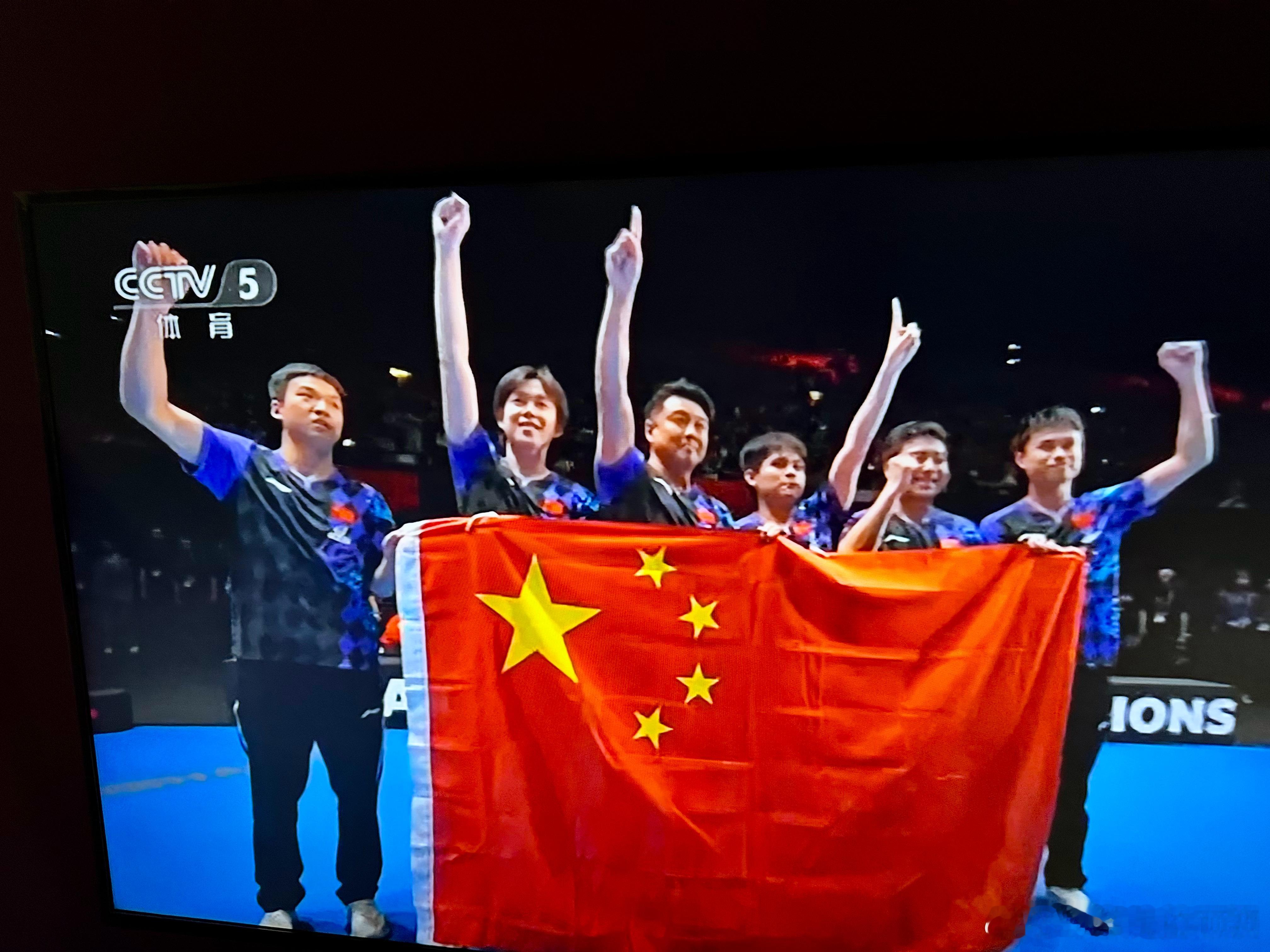 第24次捧起斯韦思林杯。中国男团在伦敦世乒赛的开局凌乱过，潦倒过，但终究还是路遥
