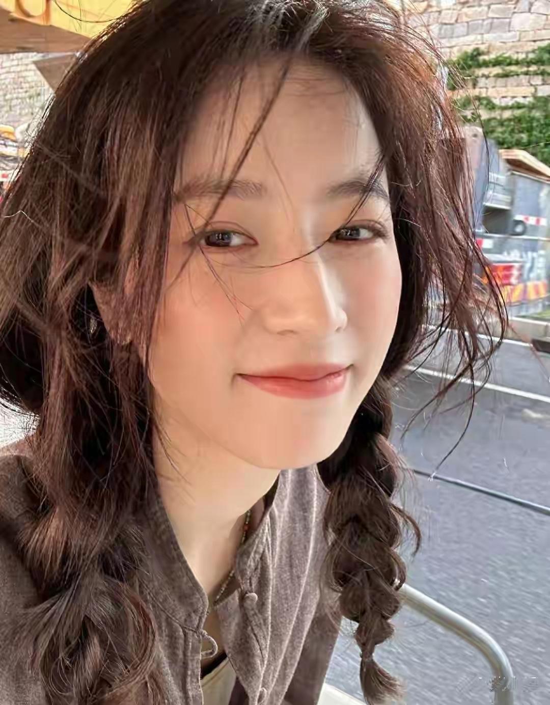 演员周雨彤。
周雨彤在2月24日前往阿联酋度假，2月28日中东突发战火，她曾一度