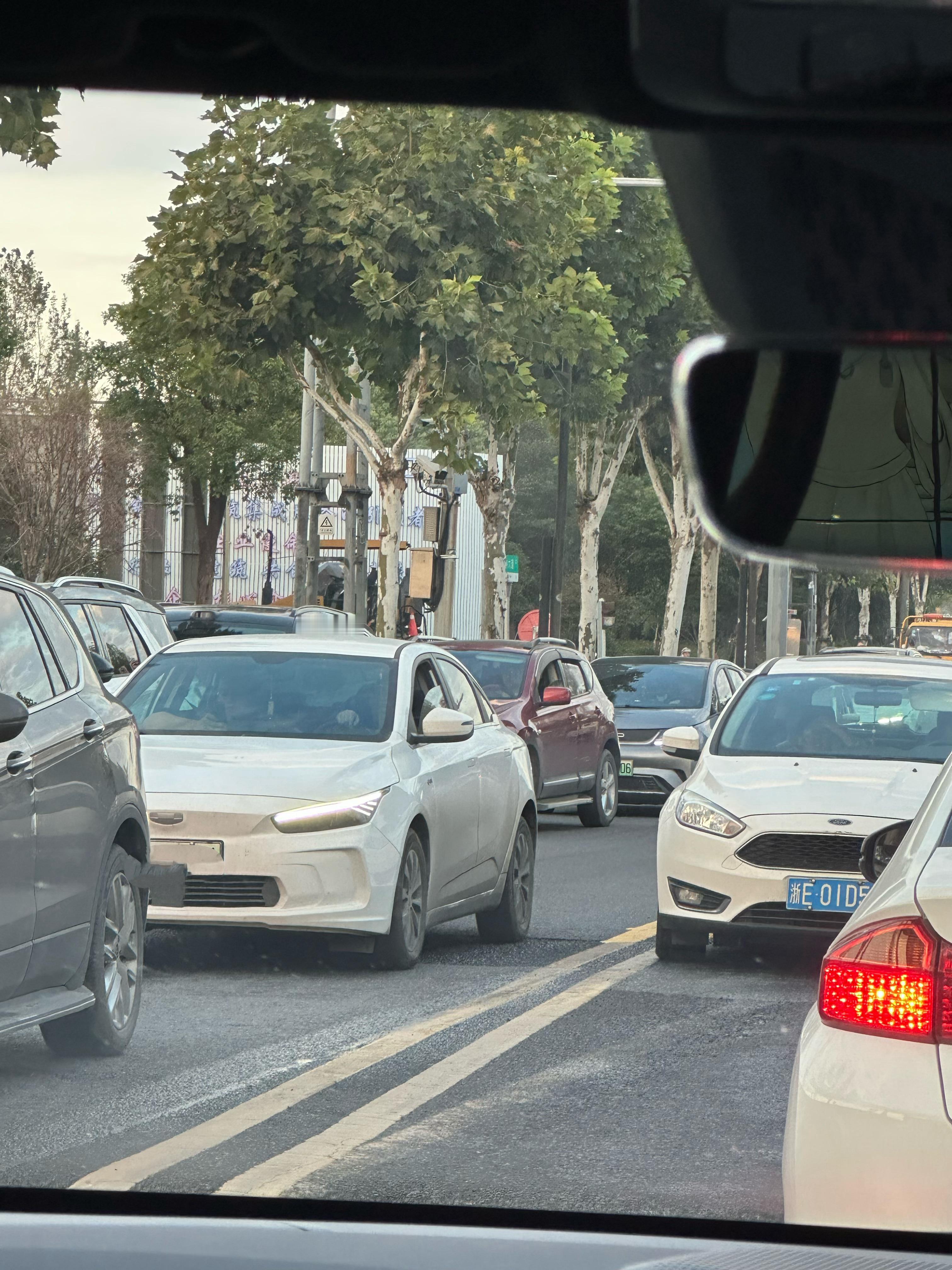 大过节的，一年一箱油的人全跑出来了…吓我一跳 还能这样开的 ​​​