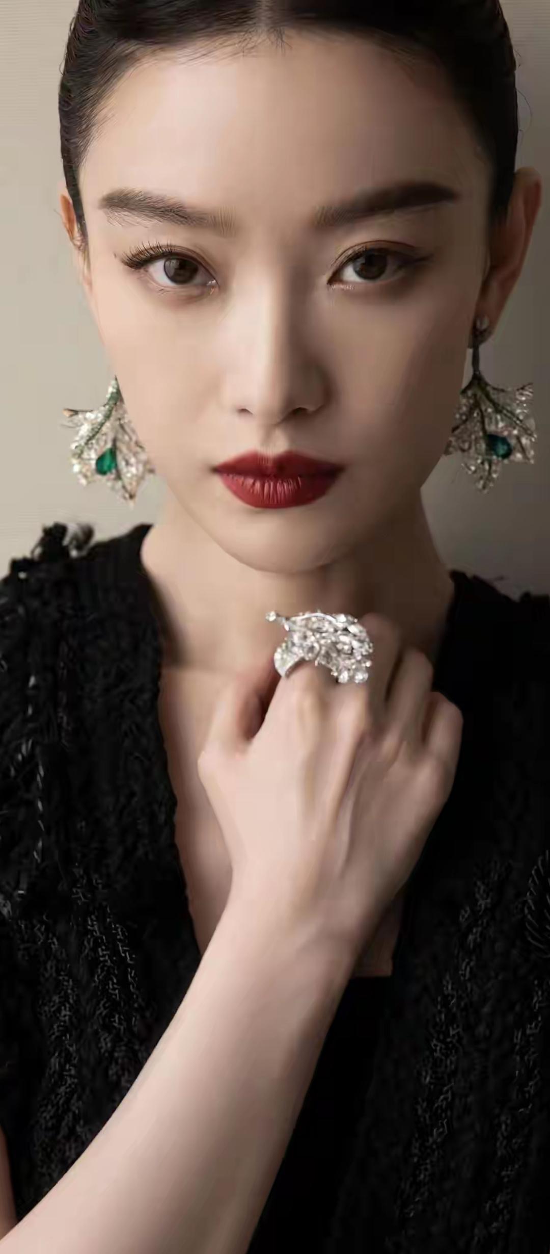 玉佩轻摇，映照红颜。