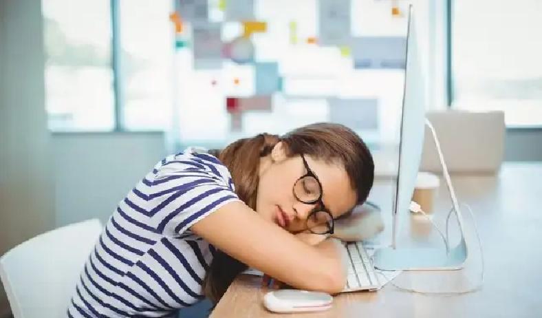 今天头条最新爆款：

午睡后“脑梗”风险飙升？医生怒斥：4大坑比熬夜还可怕！ 你