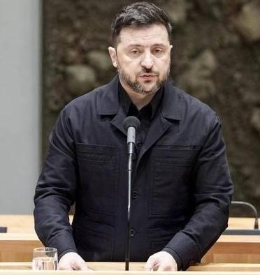 明知特朗普已经拒绝乌克兰加入北约，但泽连斯基仍然宣称不放弃加入北约，实际上是以加