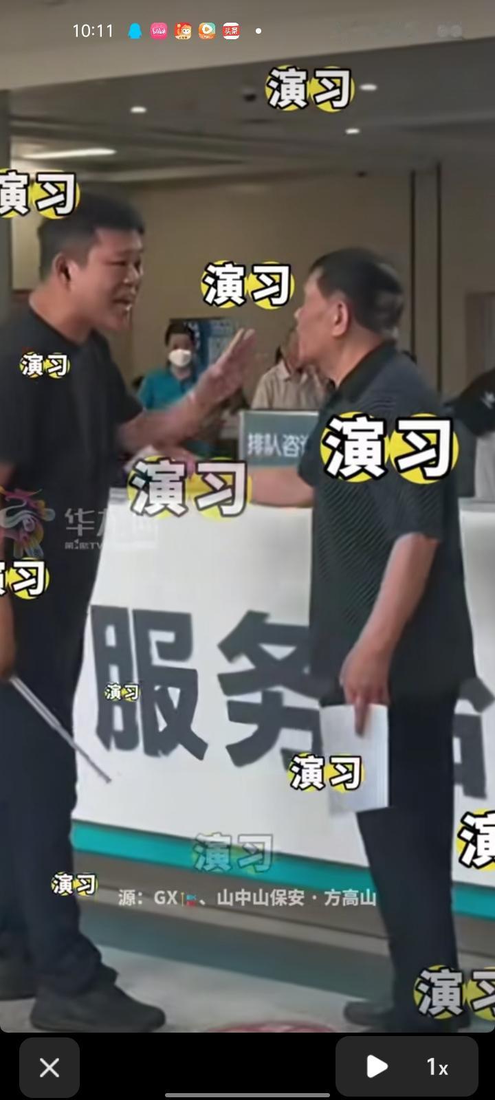 6月17日，安徽合肥。男子持棍棒“大闹”医院前台，路过看病的大爷挺身而出，上前制