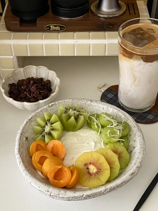早餐｜吃水果多多多的酸奶碗&冰拿铁