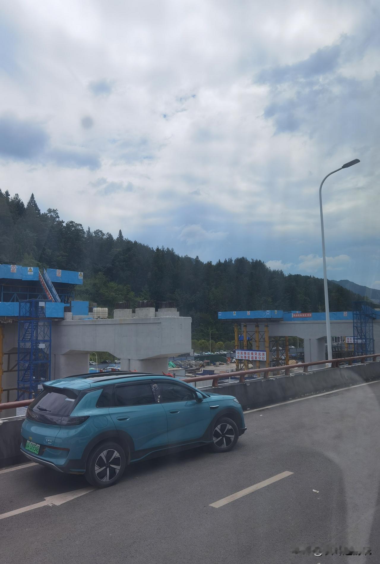 建设中的黄水高铁站，高大的桥墩拔地而起，建成通车后的黄水将发生什么变化？