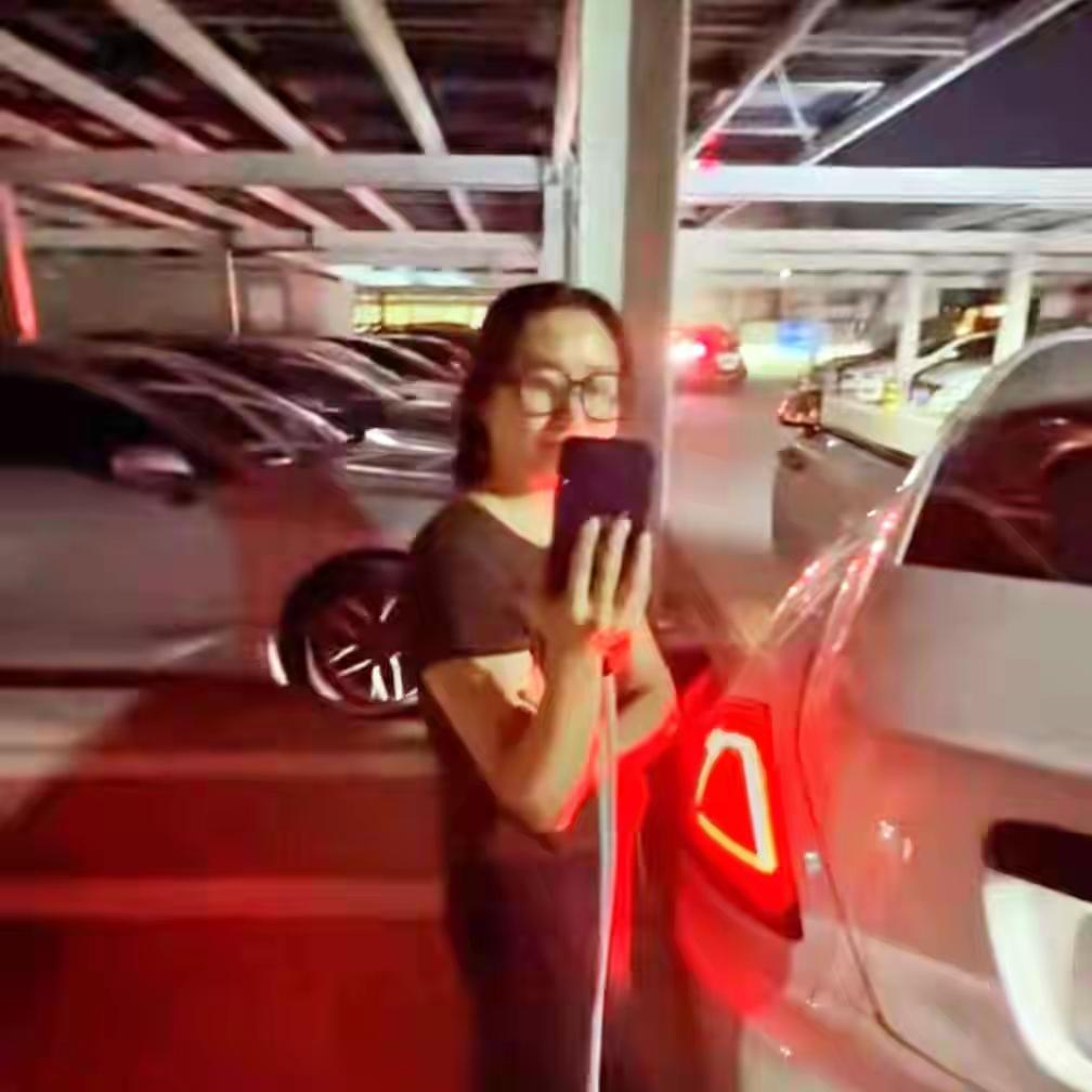 广州惠州山姆店地下停车场，劳斯莱斯车主兜了整整两圈才瞄到一个空位，灯都打了，车尾