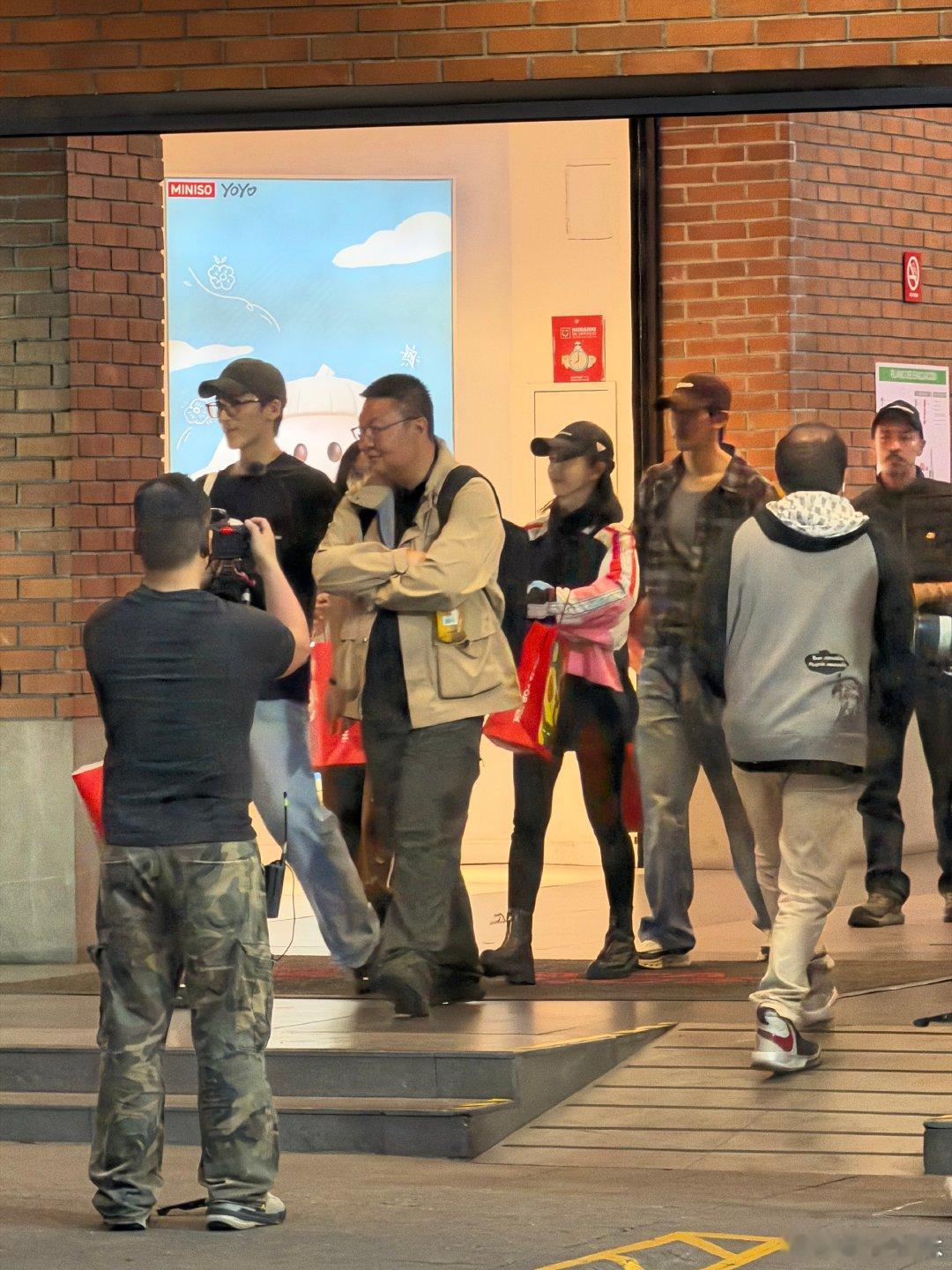 邓为墨西哥逛街背雷霆大包 墨西哥街边的名创优品品类齐全价格亲民，邓为趁着休息时间