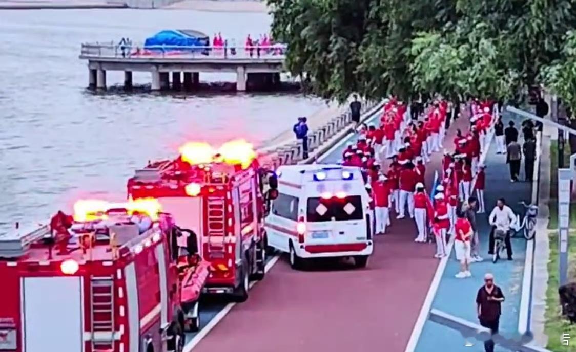 暴走团逼停救护车批评教育太过轻飘该治治暴走团的横行霸道了这已经不是一个简单的问题