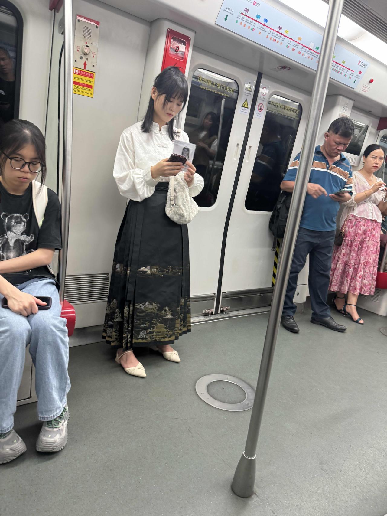 有一个漂亮身材好的老婆是什么感觉会被朋友亲戚看到赞扬，你娶到了一位非常漂亮的老婆