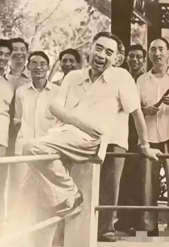 这张老照片，咱们伟人身后有一位明星你认出来是谁了吗 ​​​