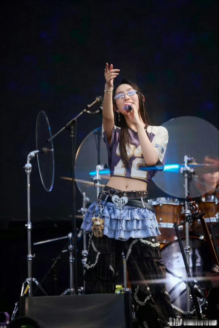 炎明熹留下吧🎤收放自如的演唱功底远超同龄人，港乐底蕴浓厚，每一次开唱都是惊喜，