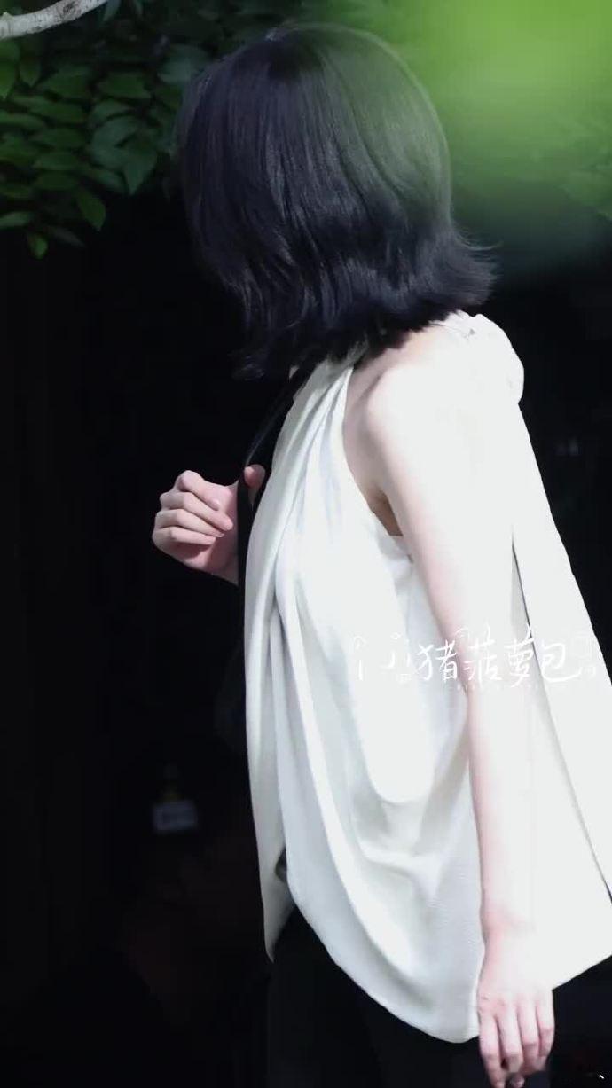 白鹿暗夜白玫瑰夜色下的白鹿美得恰到好处，干净垂坠白衣勾勒美感，神态松弛清冷，宛如