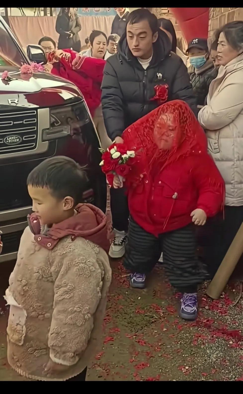 新娘身高只有一米，新郎170的个头，长相帅气，彩礼给了8万8。
新郎还是个暖男，