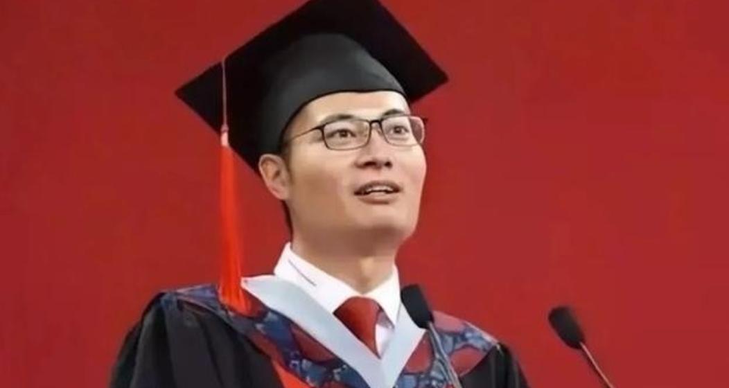 1999年，北大博士王永强携妻子移民美国，此后20年未曾回国与家人联系，其母亲病