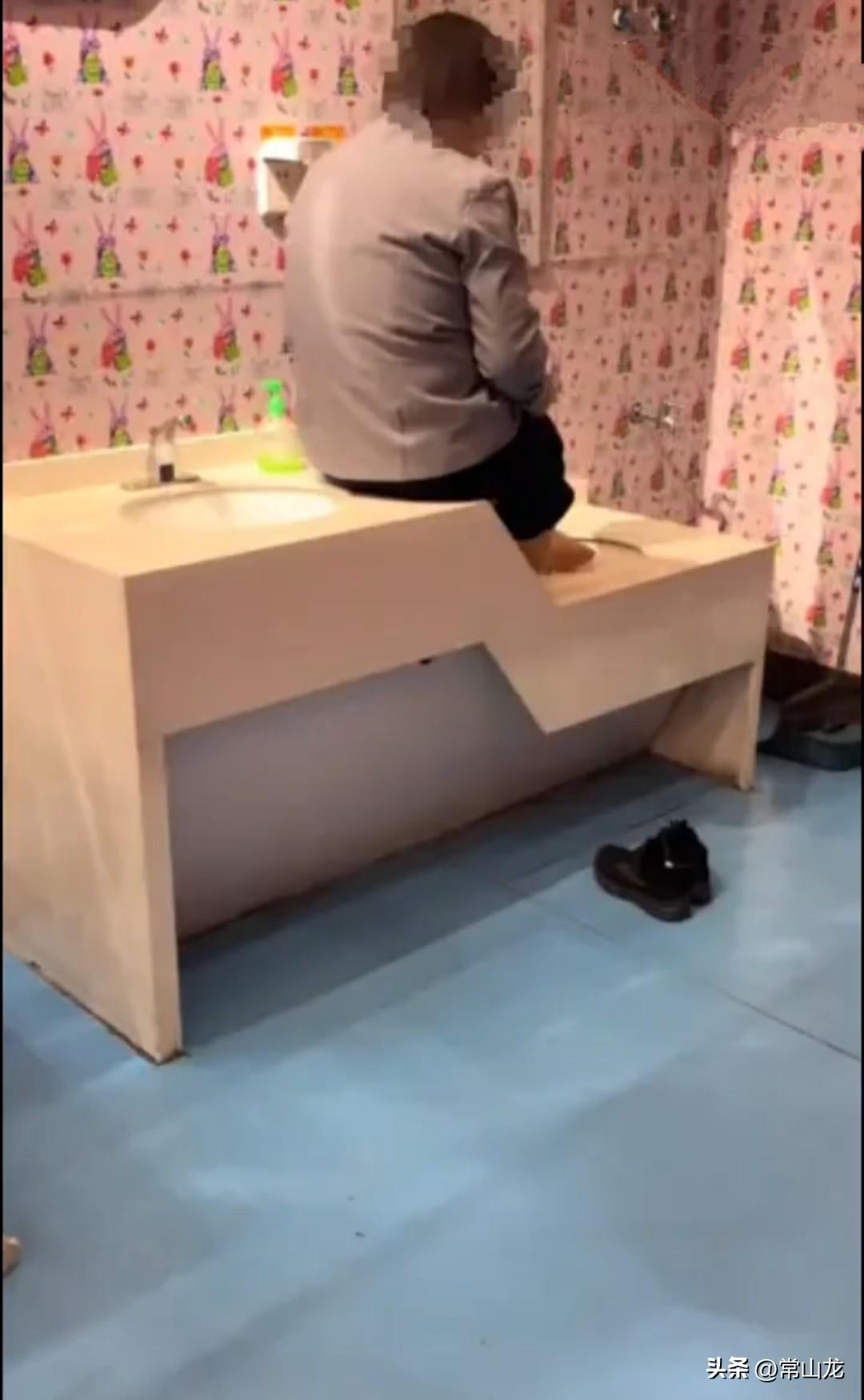 在母婴室水池洗脚的保洁大妈已经被辞退。
这一次，我真的无法站在保洁大妈这边，我知