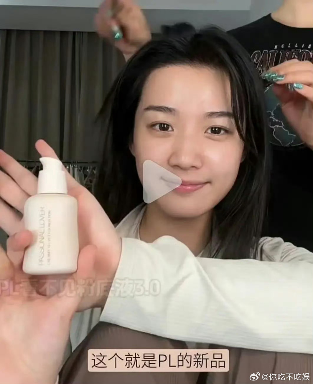 卢昱晓不化妆没有在美颜镜头下，真的也有点普通啊。 