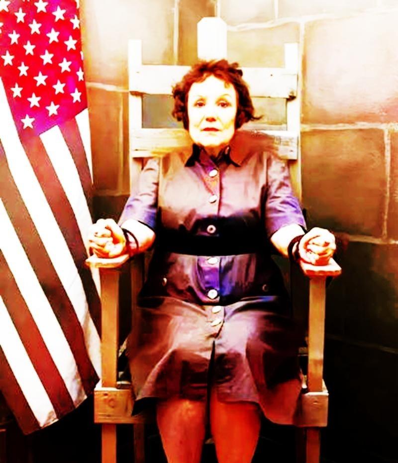 1928年1月12日，美国，一名32岁的女子坐在电椅上被执行死刑。执行死刑的原因