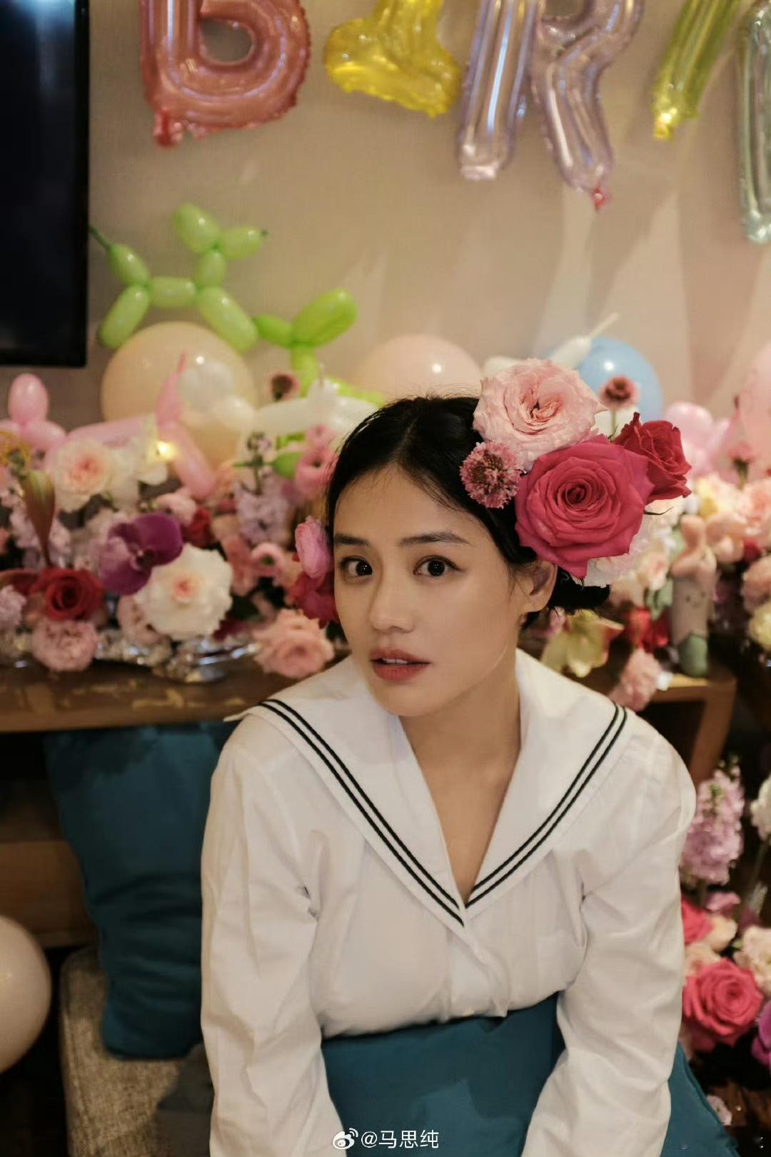 马思纯云南体验簪花我相信只要任谁看了马思纯脸上的笑容都感觉一天的疲惫瞬间扫空，她