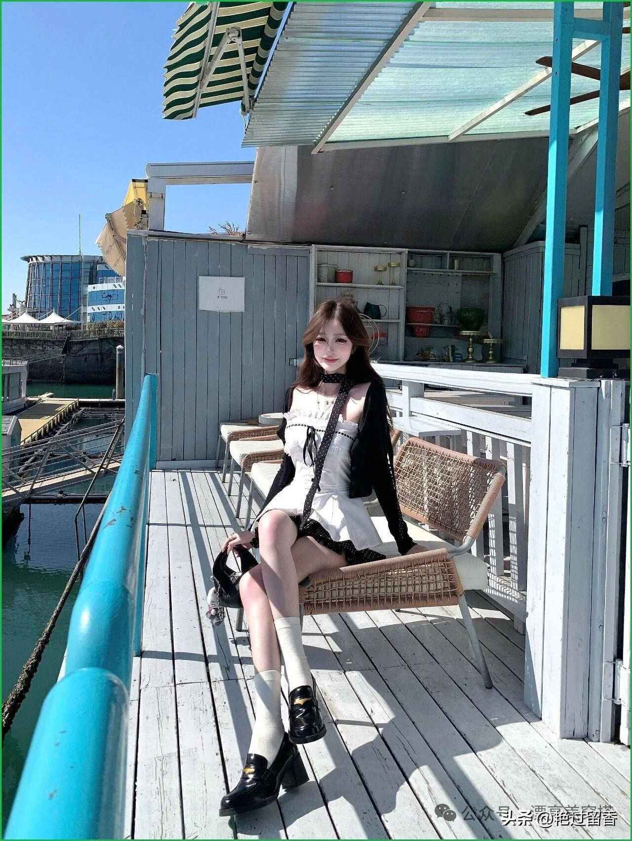 夏日海边，甜美少女与海风相伴，享受悠闲时光。