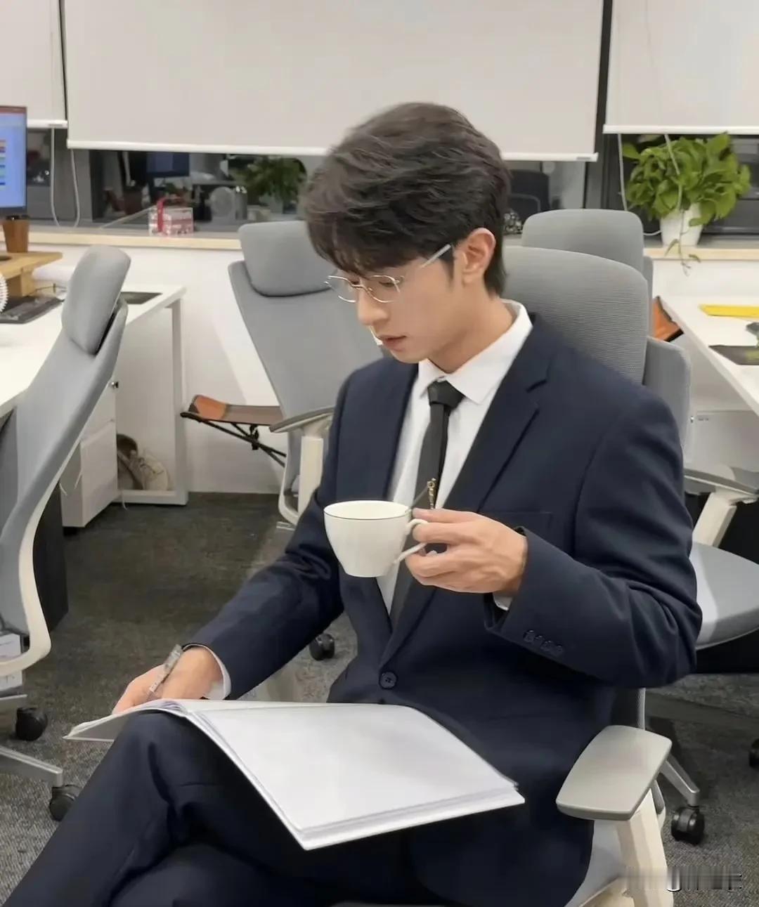 感觉李沛恩演戏需要多回看几遍细品，拿出来拉片反复看，他以前演得角色我不知道，但高