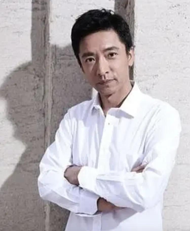 在全国打击腐败的强大压力下，继中国戏曲表演系前党委书记主任陈刚昨天投案自首以后，