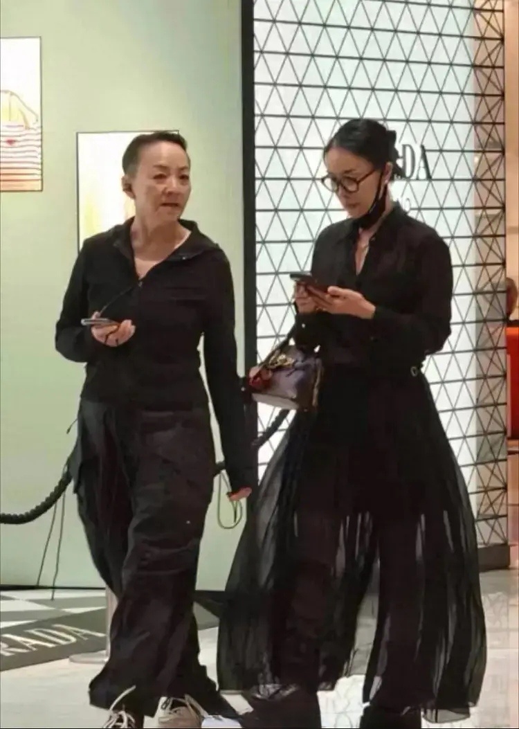网友在商场偶遇两位名人，有人知道是谁吗？ 