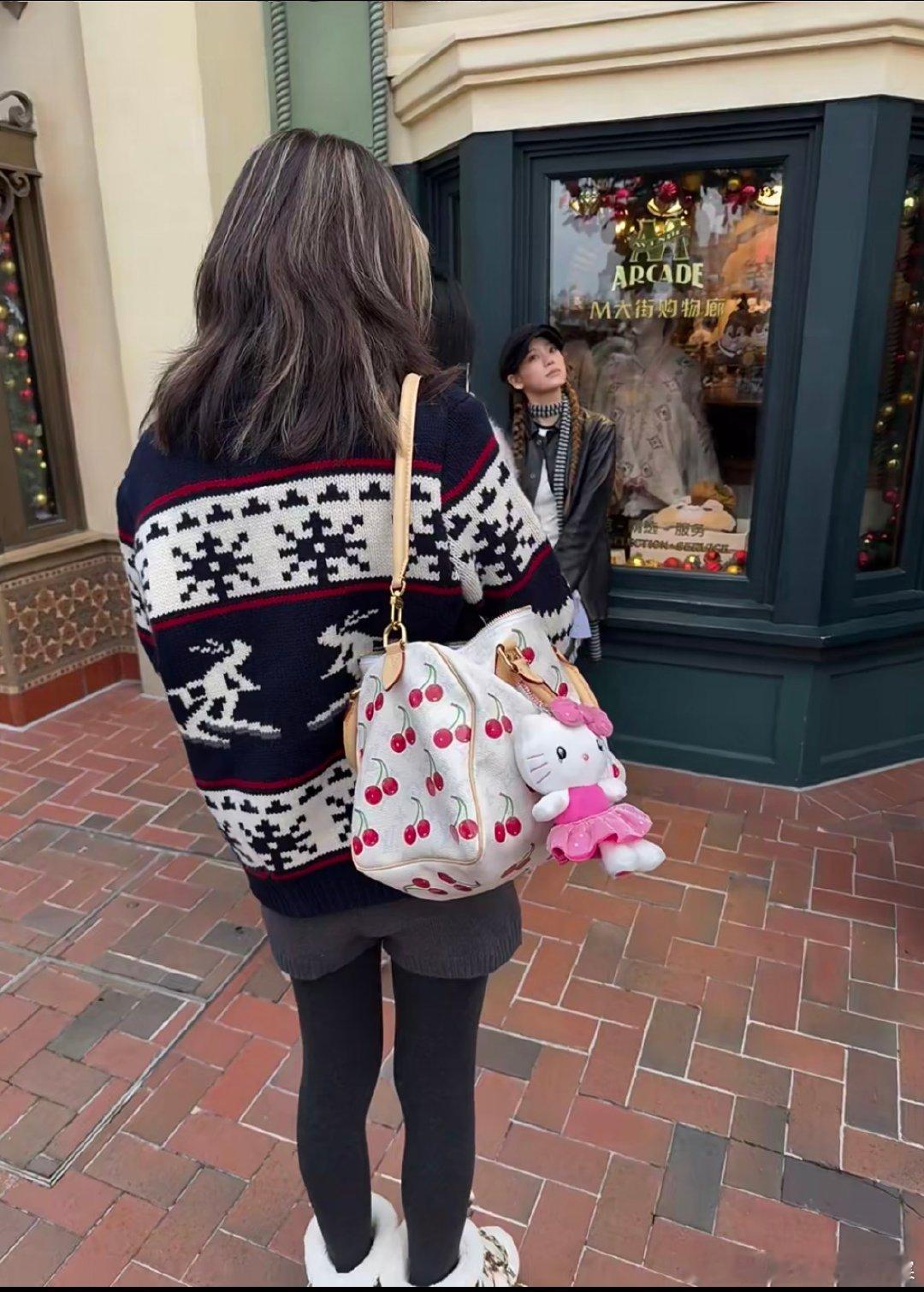 上海迪士尼偶遇了欧阳娜娜网友上海迪士尼偶遇欧阳娜娜网友上海迪士尼偶遇欧阳娜娜，随