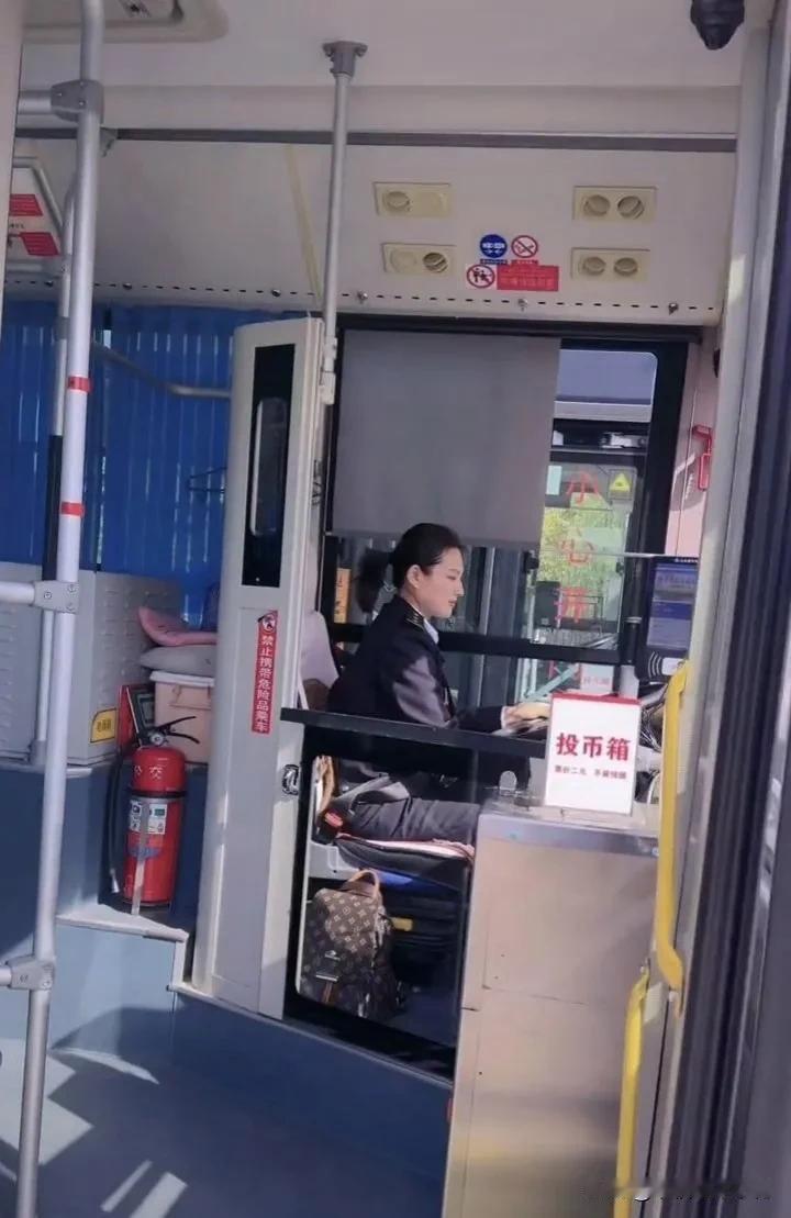 平凡岗位，温暖前行