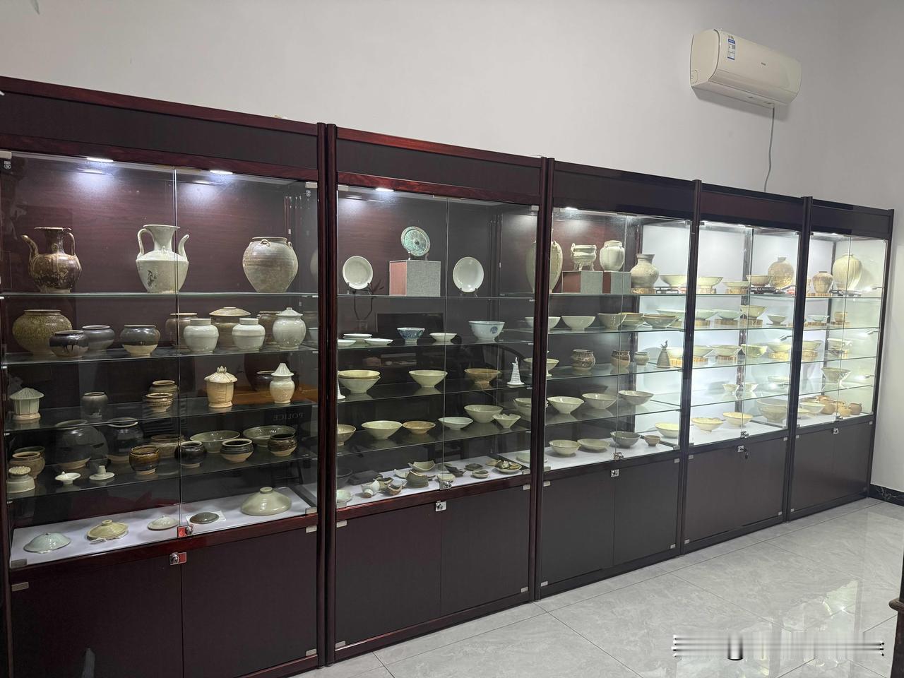为何当今古玩艺术品市场赝品畅销?主要还是赝品便宜，真正懂的人又少又贪。
