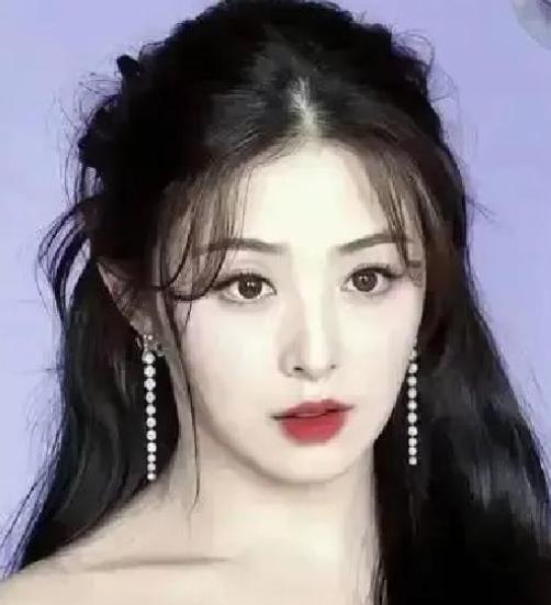 近日，张含韵在机场被粉丝偶遇时，大方分享了自己的减肥心得。她表示自己靠16+8饮