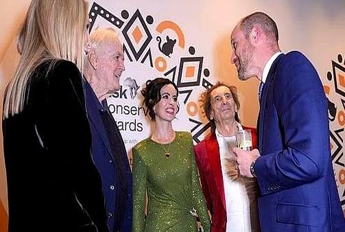 威廉王子最近分享的家庭日常也太可爱了吧！

在塔斯克保护奖上，威廉一边聊着孩子们