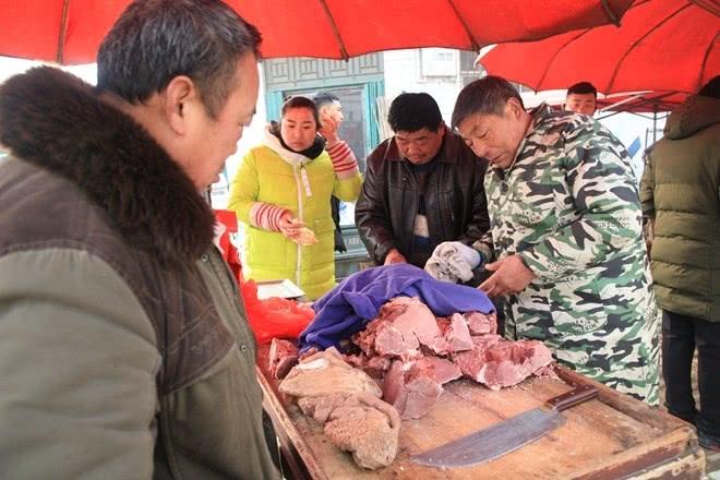 江苏icon一名男子在一家店铺购买牛肉时，发现店员在称重好准备打包时，居然悄悄地