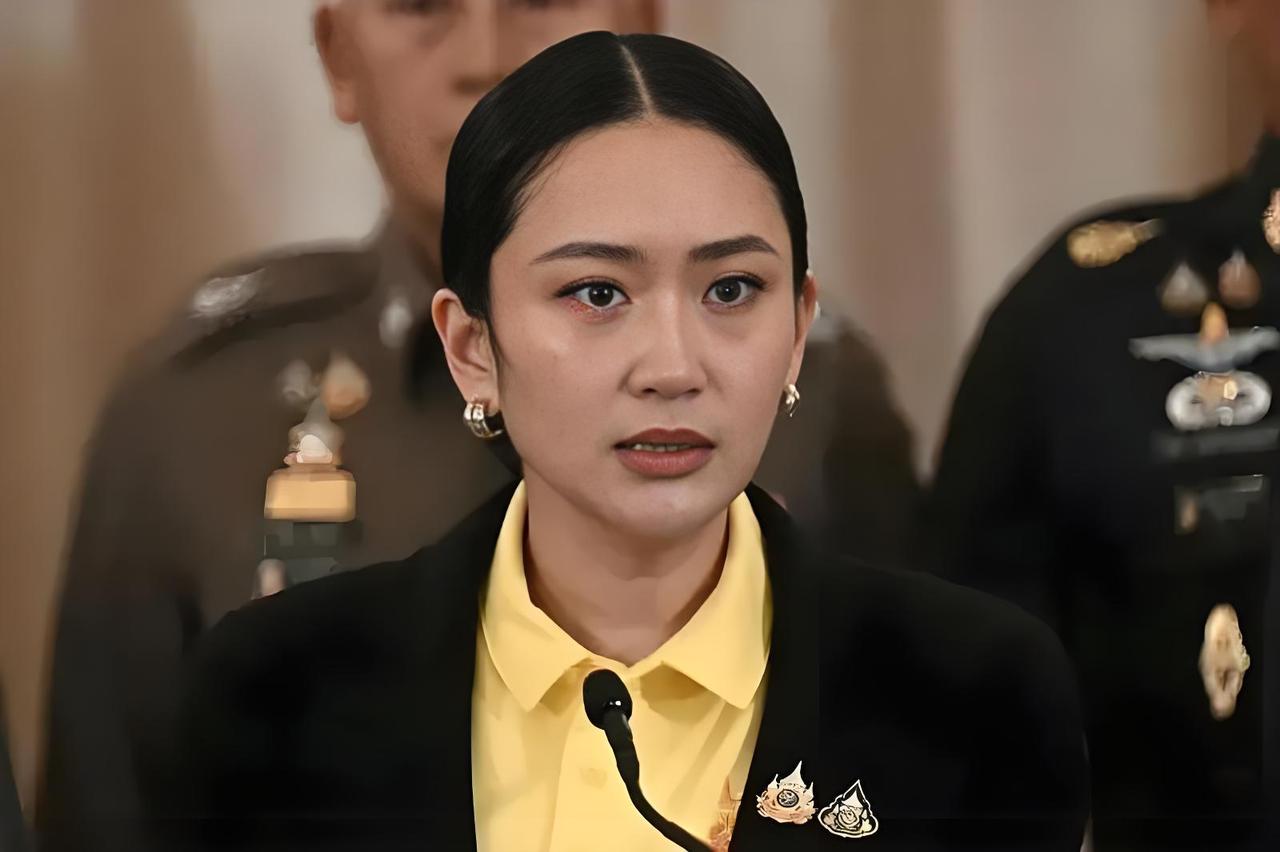 不仅泰国国王没想到
就连佩通坦自己也没想到
 
她这一离开，泰国旅游业居然凉得这