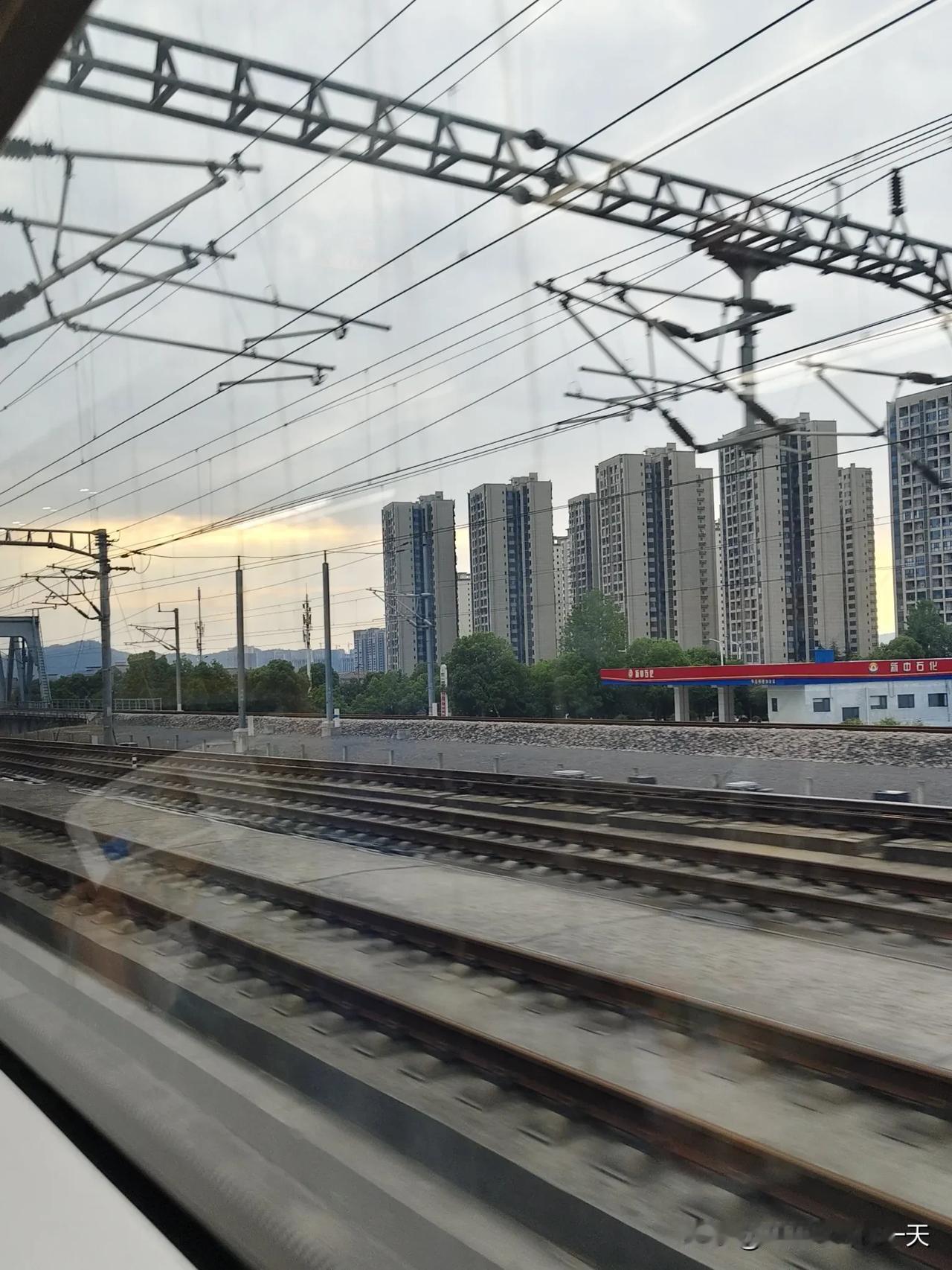 今年五一，我深刻体会到了啥叫“穷游的最高境界”——不是省着花，是压根儿得算着钢镚