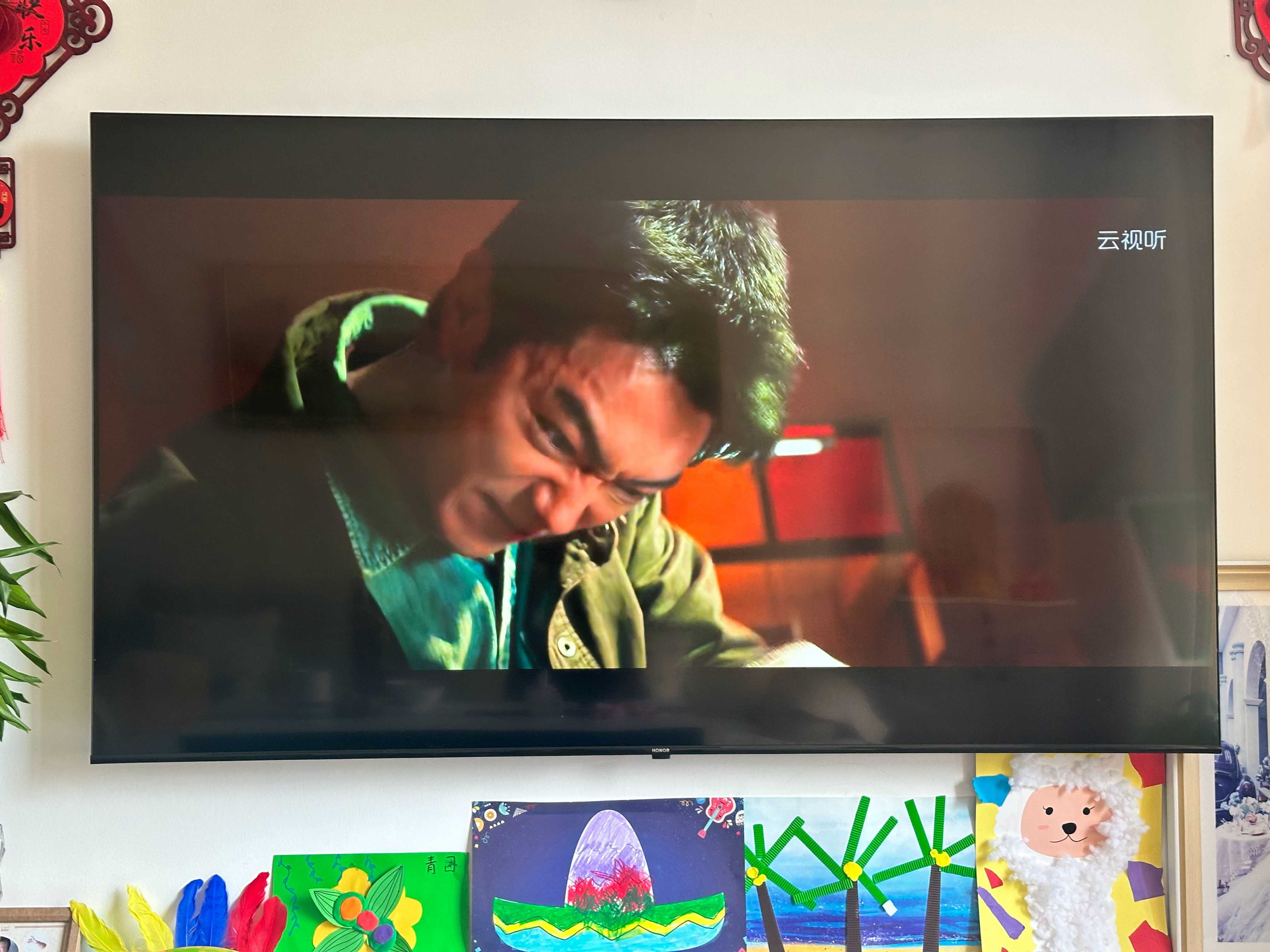 吃热气腾腾的火锅🍲，追许凯的《方圆八百米》，这样的晚餐挺美的，🍚同时享受剧和