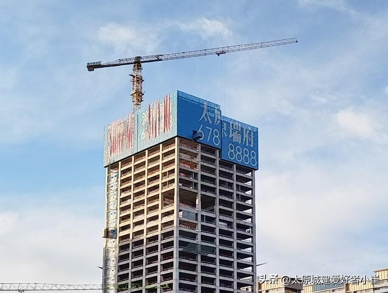 2025.12.2【华润太原长风中心】华润太原长风中心T2写字楼主体结构封顶，还