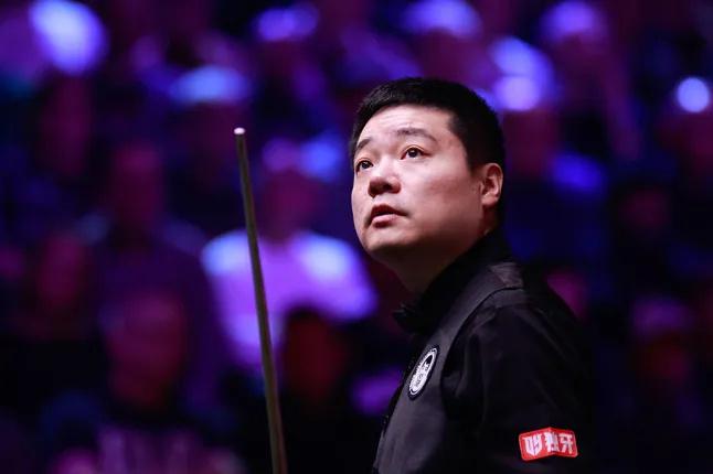 接近晚间11点了，斯诺克英锦赛晚间段的比赛上半段接近尾声，这边，张安达2-2赵心