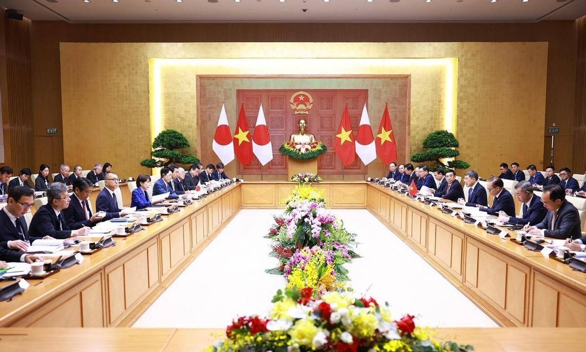 日首相访越出洋相，演讲翻车被群嘲，拉拢算计全落空

高市早苗兴冲冲出访越南，本想