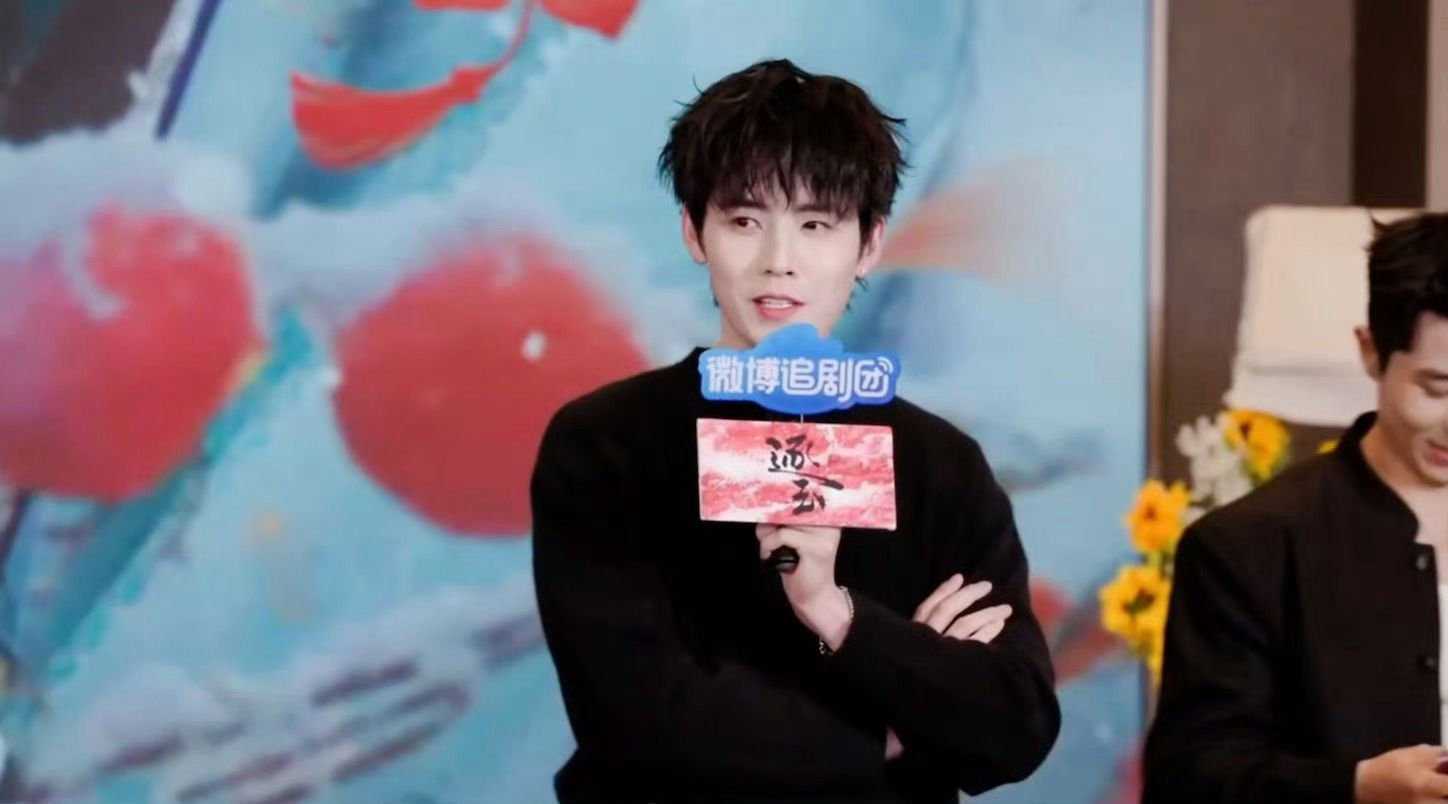 任豪像张凌赫田曦薇cp粉头子 任豪追剧团全程姨母笑嗑糖，现场助攻还帮粉丝定格名场