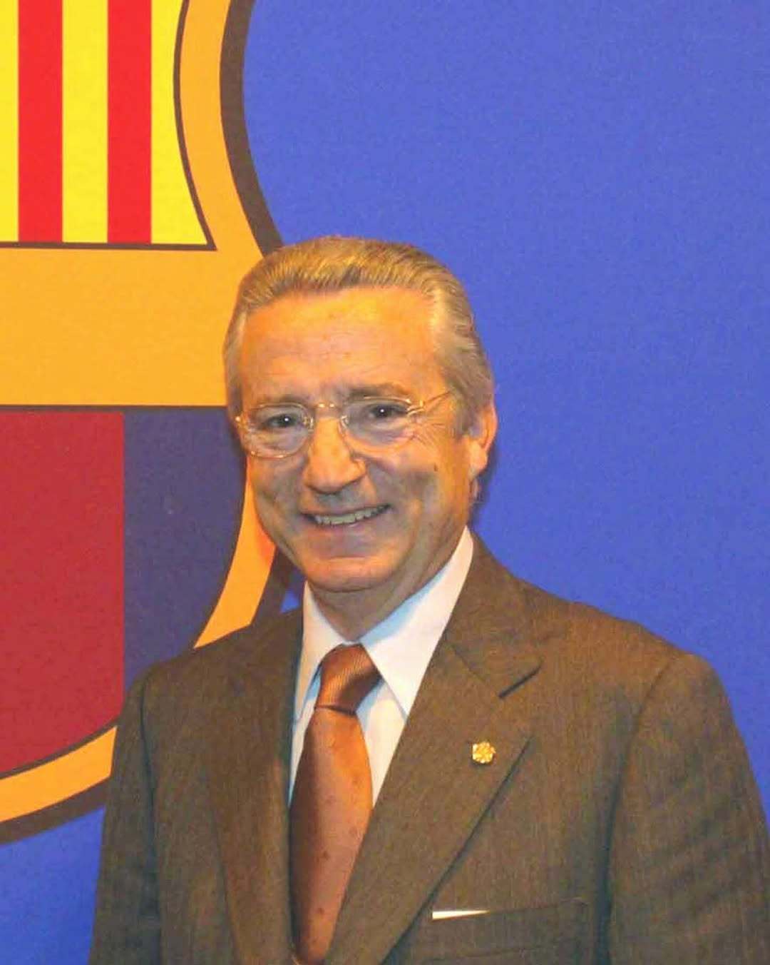 巴塞罗那足球俱乐部对前主席恩里克·雷纳的逝世表示哀悼，他曾在2003年2月至5月