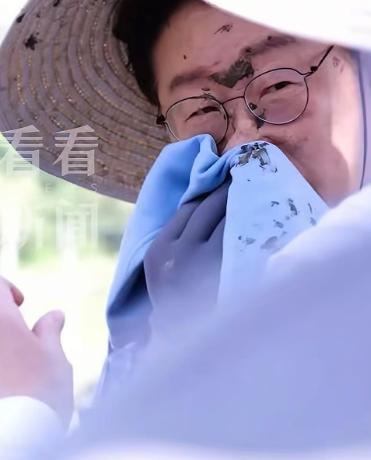 5 月 15 日，韩国大邱市军威郡的一处村庄水田里，韩国总统李在明参与了当地的插