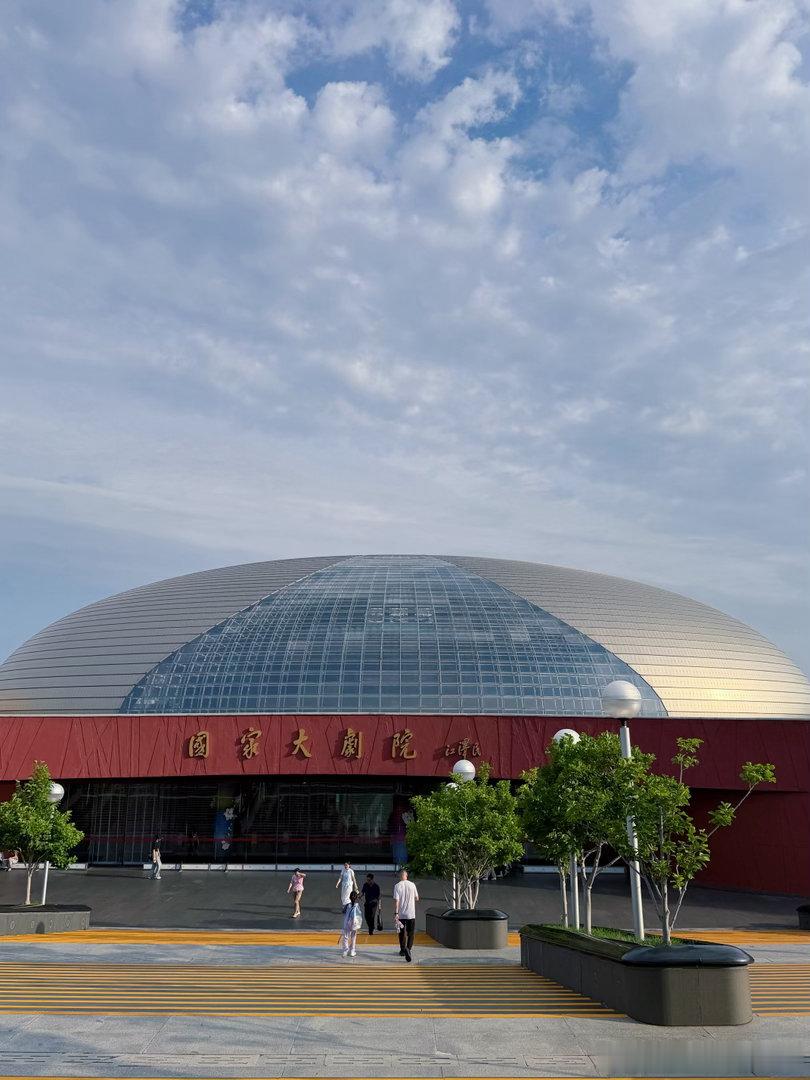 我对小提琴这种西洋乐器的认识，是来自何占豪、陈钢创作的小提琴协奏曲《梁祝》。小时